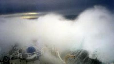 Μάχη με τα κύματα για την διάσωση θαλαμηγού