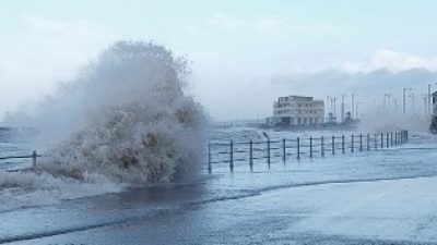 Θεαματικά κύματα στην Μεγάλη Βρετανία