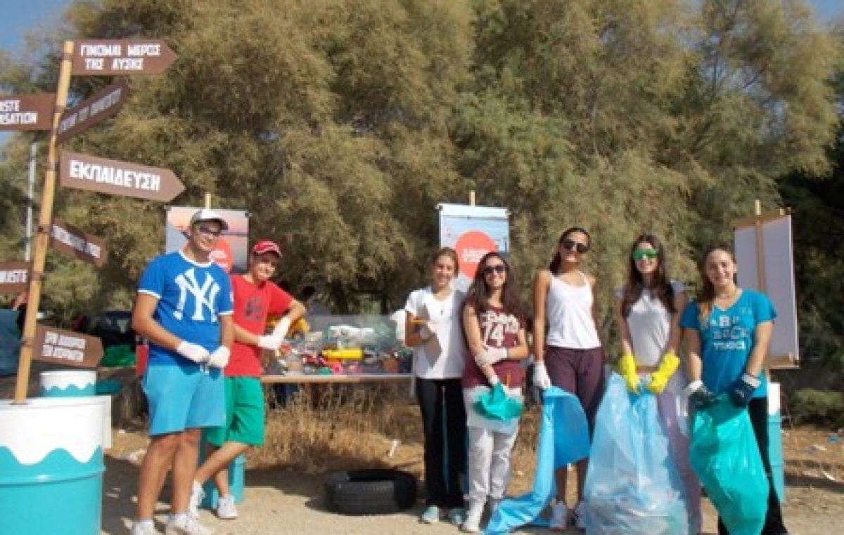 HELMEPA: Εθελοντές καθαρίζουν τα απορρίμματα που κάποιοι «ξέχασαν» πίσω τους στις παραλίες