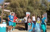 HELMEPA: Εθελοντές καθαρίζουν τα απορρίμματα που κάποιοι «ξέχασαν» πίσω τους στις παραλίες