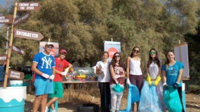 HELMEPA: Εθελοντές καθαρίζουν τα απορρίμματα που κάποιοι «ξέχασαν» πίσω τους στις παραλίες data-ot-retina=