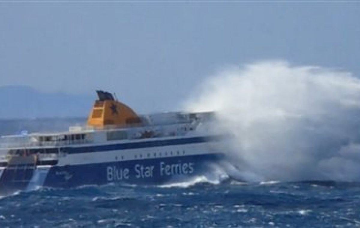 Το Blue Star Paros χάνεται μέσα στα κύματα στο στενό Μυκόνου-Τήνου