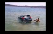 Σαλαμίνα: Αυτοκίνητο έπεσε στην θάλασσα! (video) data-ot-retina=