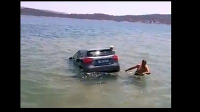 Σαλαμίνα: Αυτοκίνητο έπεσε στην θάλασσα! (video) data-ot-retina=