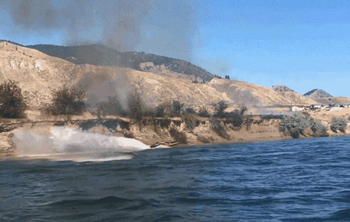 Απίστευτο βίντεο δείχνει πώς ένα οδηγός σκάφους σβήνει φωτιά στη στεριά