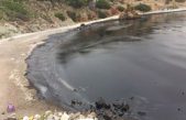 Σαλαμίνα: Οι εικόνες της θαλάσσιας ρύπανσης – Πετρέλαιο και πίσσα μετά τη βύθιση πλοίου