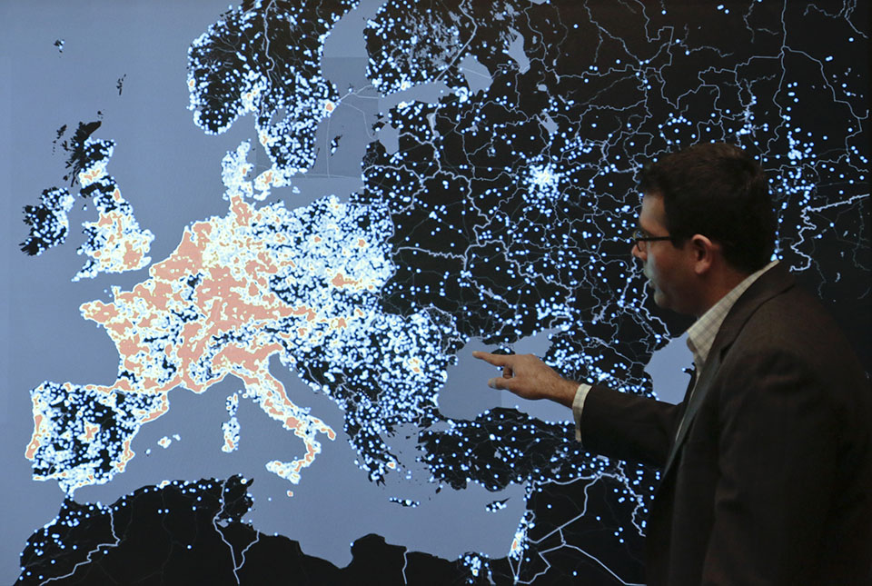 Ένας υπάλληλος της Microsoft Digital Crimes Unit δείχνει έναν θερμικό χάρτη κακόβουλων δικτύων υπολογιστών στη Δυτική Ευρώπη το 2013